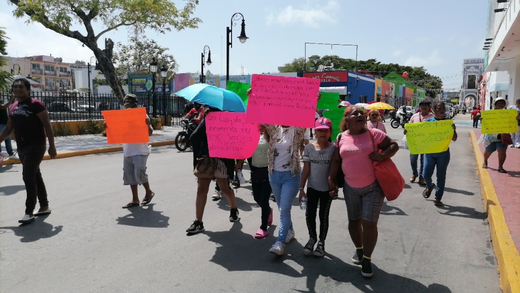 #Campeche Protestan tianguistas afuera del Ayuntamiento