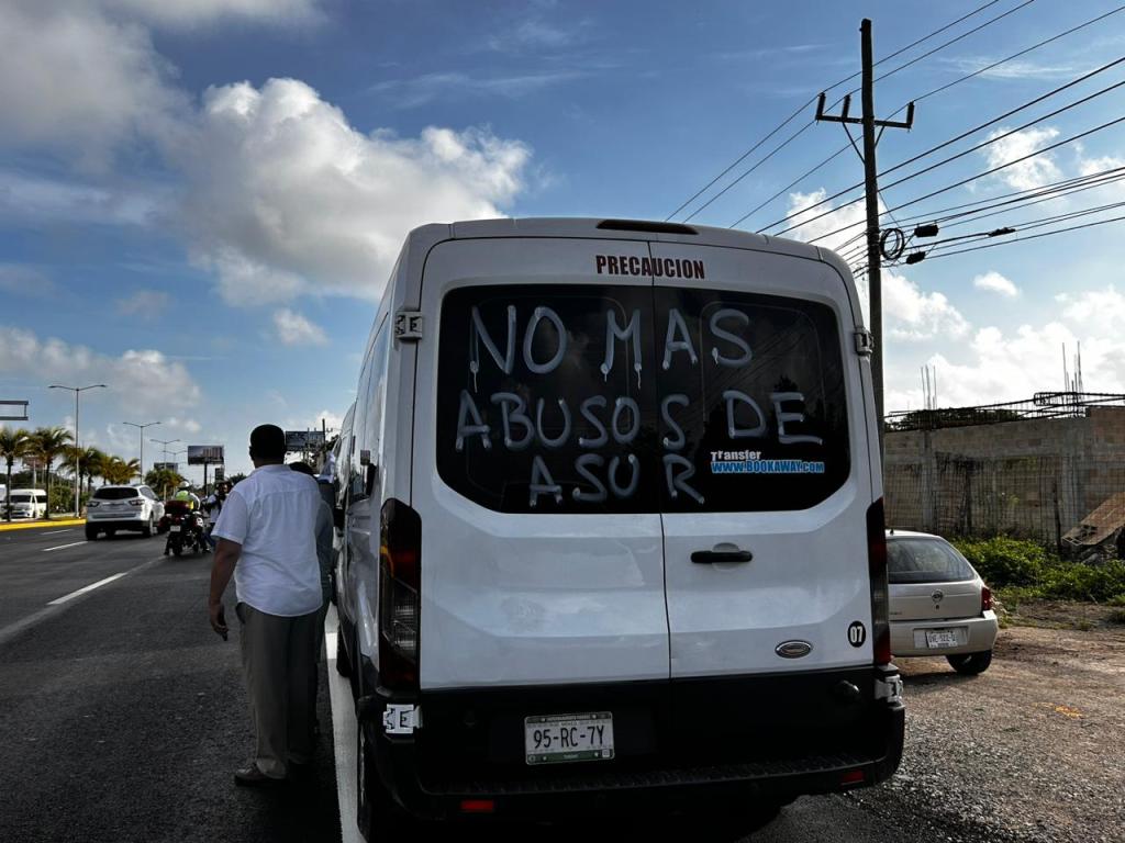 #QuintanaRoo Se manifiestan operadores de transporte federal de Cancún; denuncian ‘sobrerregulación’ de Asur